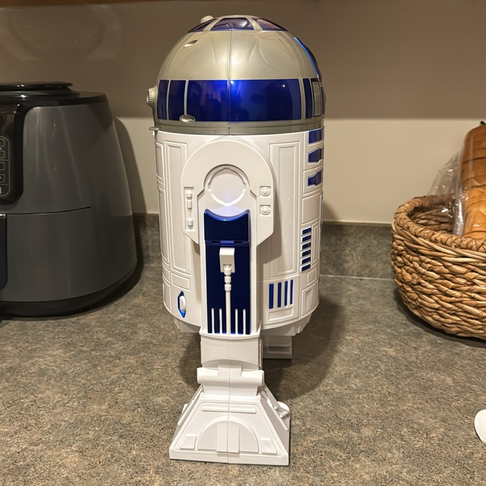 Collectors: 2024 AMC Star Wars R2D2 popcorn bucket +drink container w/ straw lid - Picture 5 of 8